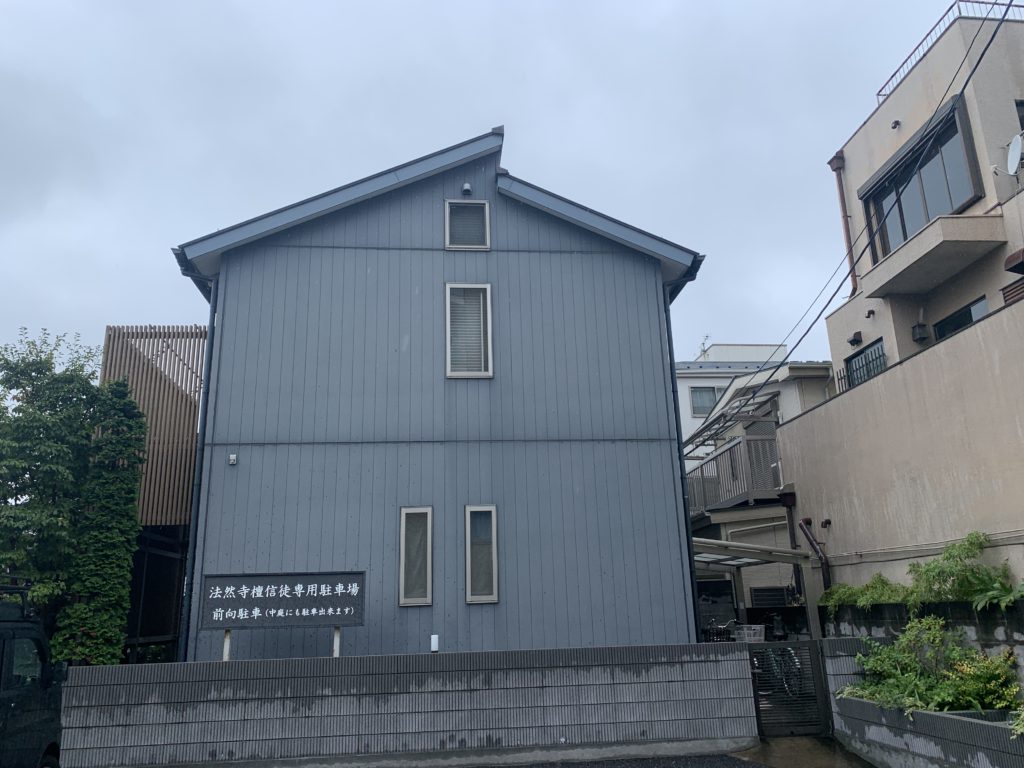 外壁塗装 ウッドフェンスがきわだつ スタイリッシュなお家 ネイビー系 横浜市緑区の外壁塗装なら斉藤塗装店へ